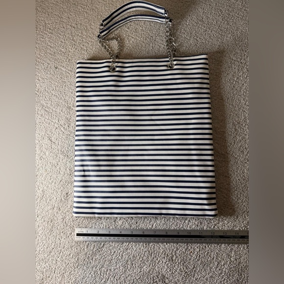 Elegant Striped Dark Blue Tote with Chain Handles - Picture 4 of 6